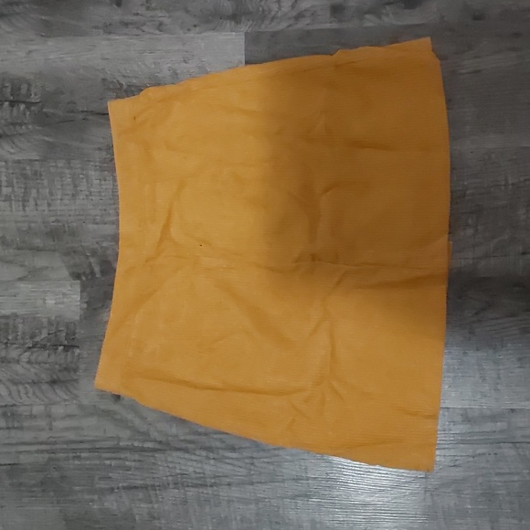 Mustard button skirt - Picture 2 of 3